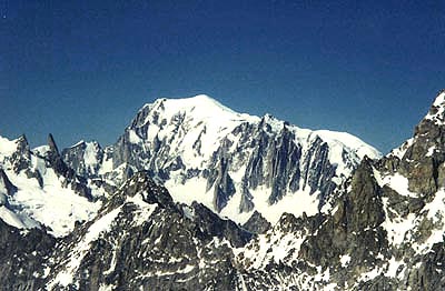 Mont Blanc vom Mont Dolent. Der Innominata-Grat ist links hinten im Profil sichtbar. Ganz links der Dent du Géant. 